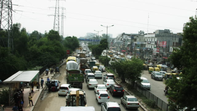Time-lapse-shot-of-traffic-on-road-in-a-city,-Delhi,-India