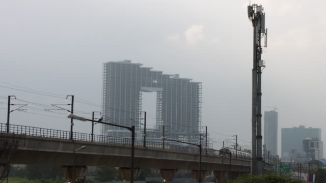 Bloqueo-de-toma-de-un-metro-de-movimiento-en-la-parte-frontal-de-los-rascacielos,-Nueva-Delhi,-India