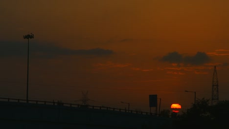 Cerrado-on-shot-de-un-cruce-elevado-bridge-at-sunset,-Delhi,-India