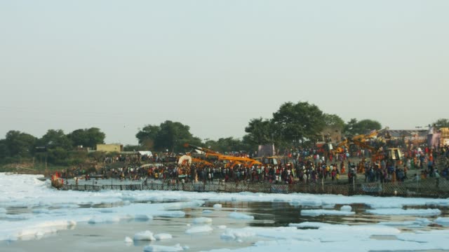 Zoom-In-Schuss-von-Menschen-am-Flussufer,-dem-Yamuna-River,-Delhi,-Indien