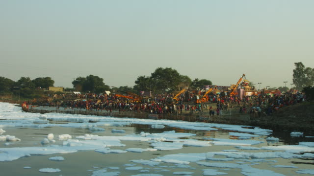 Lapso-de-tiempo-de-disparo-de-personas-a-la-ribera.-río-Yamuna,-Delhi,-India