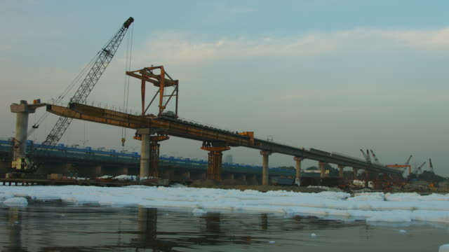 Zeitraffer-Aufnahme-von-einer-Brücke-im-Bau