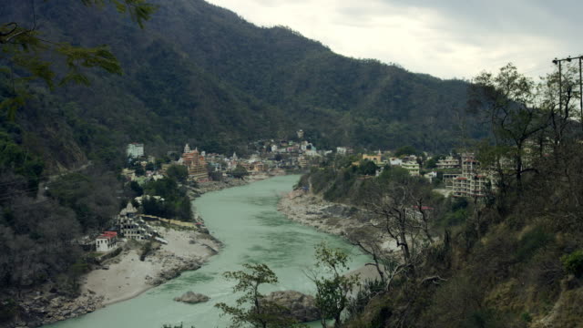 Anderen-Seite-des-Ganges-im-Himalaja.