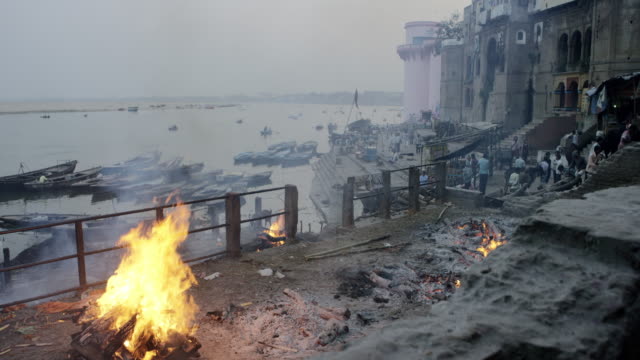 Cremacion-fuego-en-un-Ghat-por-Ganges.