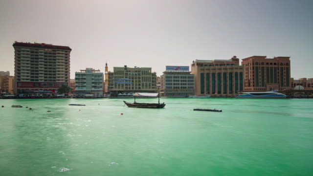 sonnigen-Tag-Deira-Dubai-City-Wasser-Boot-Parkplatz-4-k-Zeit-verfallen-Vereinigte-Arabische-Emirate