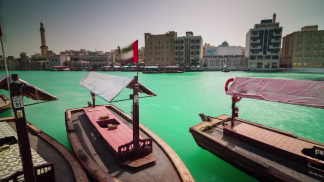 día-luz-dubai-ciudad-deira-parte-barco-de-agua-estacionamiento-4-k-tiempo-lapso-Emiratos-Árabes-Unidos