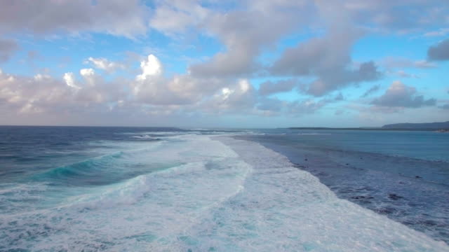 Paisaje-marino-con-olas-espumosas-del-azul-océano-Índico,-vista-aérea