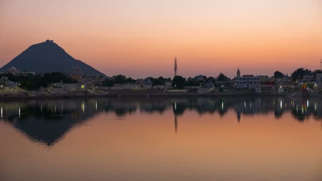 Anochecer-al-lapso-de-tiempo-de-la-noche-en-Pushkar,-Rajasthan,-India