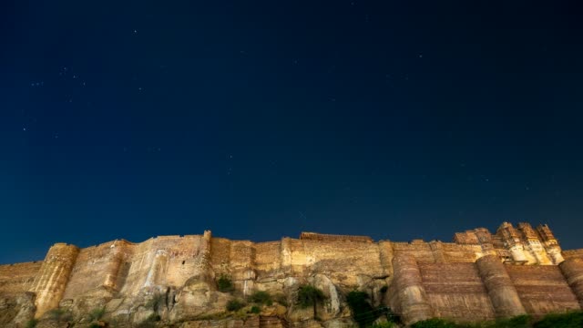 Time-lapse-of-the-starry-sky-above-Jodhpur-fort,-Rajasthan,-India.