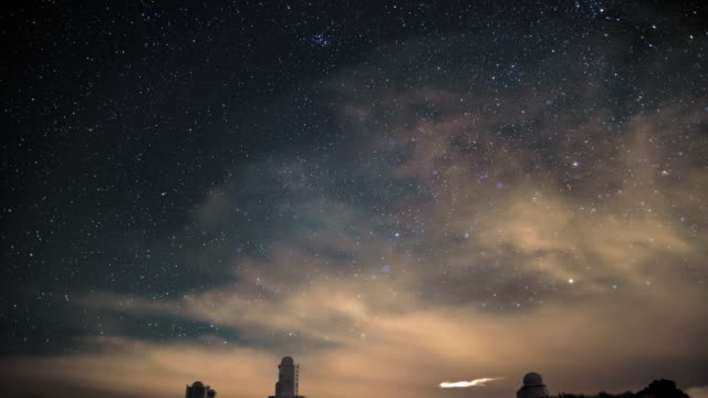 echte-Starfall-Nachthimmel-über-der-Sternwarte