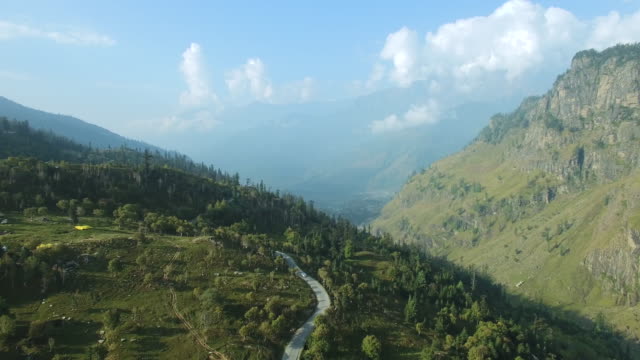 Camino-en-las-montañas-Himalayas.-Valle-de-Spiti,-Himachal-Pradesh,-India