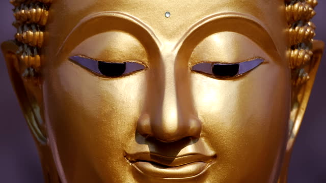 Goldene-Buddha-Statue,-Nahaufnahme,-verkleinern-Sie-die-Ansicht
