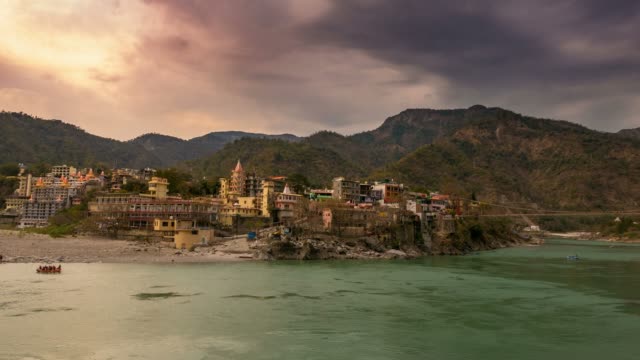 Time-lapse-at-Rishikesh,-holy-town-and-travel-destination-in-India.