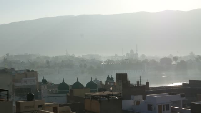 Morgennebel-in-Pushkar,-Rajasthan,-Indien