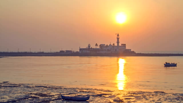 Zeitraffer-Aufnahme-des-Sonnenuntergangs-gegen-Haji-Ali-Dargah-(Moschee)-Worli-befindet-sich-auf-der-kleinen-Insel-im-arabischen-Meer,-Mumbai,-Indien