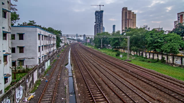 Día-al-lapso-de-tiempo-de-la-noche-de-los-móviles-los-trenes-de-cercanías-(local)-durante-la-hora-punta-en-Mumbai,-India