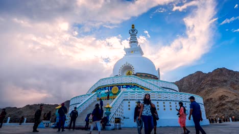 Time-lapse-de-Shanti-stupa-en-Leh-ladakh-en-puesta-del-sol