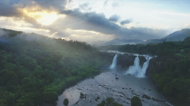 Luftaufnahme-der-majestätischen-Dschungel-Wasserfälle