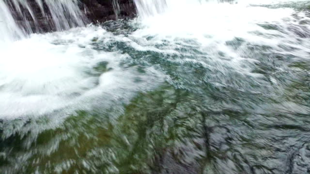Nahaufnahme-eines-schönen-Wasserfall---4K-Tilt-Schuss