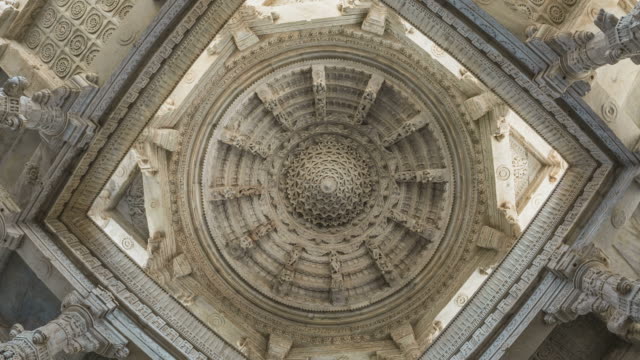Giratorio-de-techo,-interior-del-templo-Jainista,-Rajasthan,-India