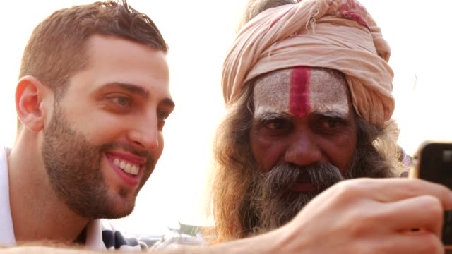 Turista-tomando-una-selfie-con-Sadhu---hombre-santo,-en-Varanasi,-India