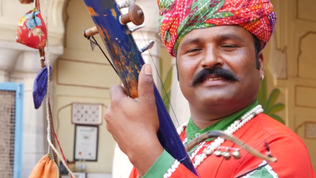 Indischer-Mann-spielt-traditionelle-Musikinstrument-in-Jaipur,-Rajasthan,-Indien