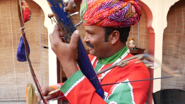 Indischer-Mann-spielt-traditionelle-Musikinstrument-in-Jaipur,-Rajasthan,-Indien