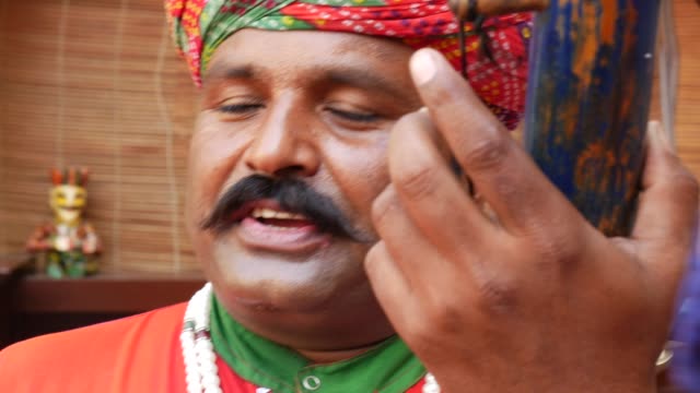 Indian-man-plays-traditional-musical-instrument-in-Jaipur,-Rajasthan,-India