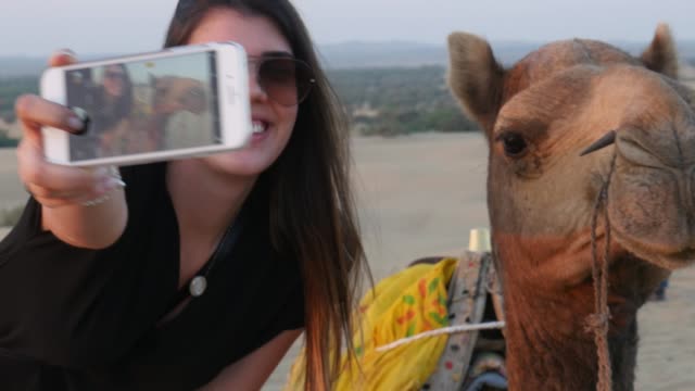 Nehmen-ein-Selbstporträt-mit-Kamel-in-der-Wüste