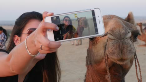 Tomando-un-selfie-con-camello-en-el-desierto
