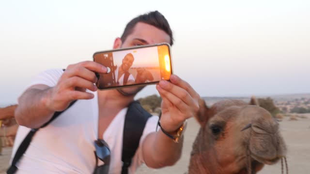 Nehmen-ein-Selbstporträt-mit-Kamel-in-der-Wüste