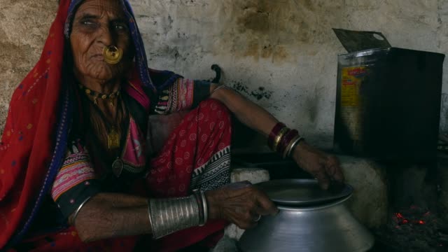 Mujer-de-Rajasthani-en-un-pequeño-pueblo-en-la-India