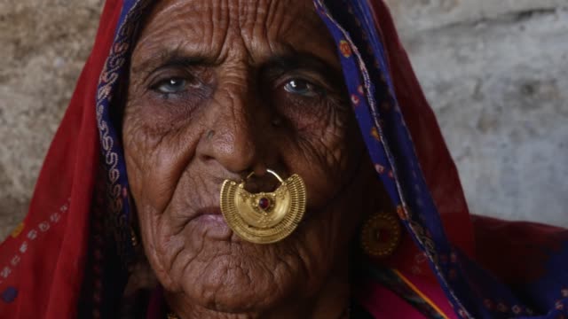Rajasthani-Frau-in-einem-kleinen-Dorf-in-Indien
