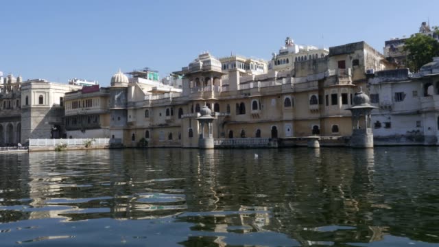 Taj-Lake-Palace-en-el-lago-Pichola-en-Udaipur,-Rajasthan,-India