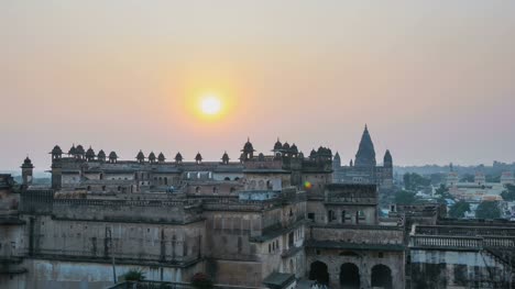 Palacio-de-Orchha,-templo-hindú,-lapso-de-tiempo-en-puesta-del-sol,-Madhya-Pradesh,-India.