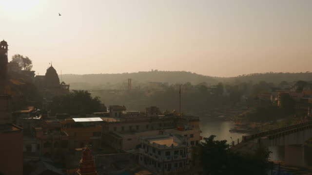 Omkareshwar-cityscape,-India,-sacred-hindu-temple