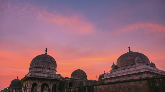 Lapso-de-tiempo-la-India-Mandu,-afgano-ruinas-de-islam-Unido,-Mezquita-monumento-y-tumba-musulmana.-Linterna-colorida-del-cielo-al-amanecer.