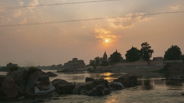 Lapso-de-tiempo-de-puesta-de-sol-en-Orchha,-Madhya-Pradesh,-destino-de-famosos-viajes-en-la-India.