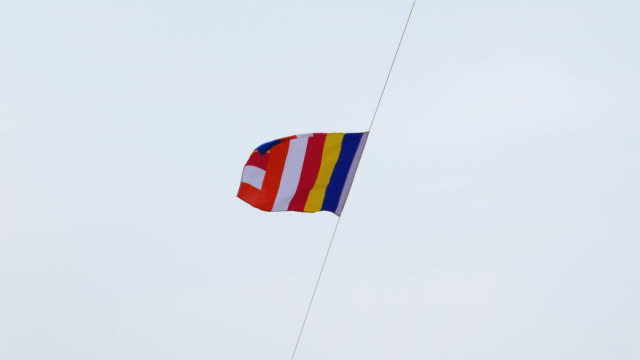 Offizielle-buddhistische-Flagge-im-Wind-wehen.