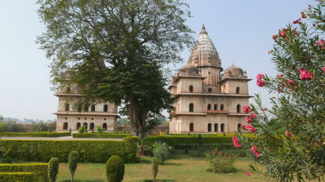 Cenotafios-en-Orchha,-Madhya-Pradesh,-India.