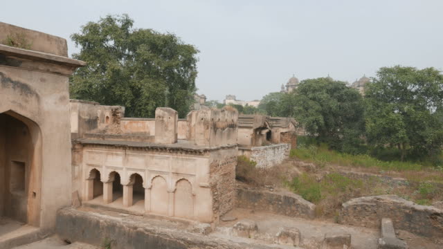 Orchha-Palace-complex,-ruins-courtyard-and-stone-carvings,-panoramic.