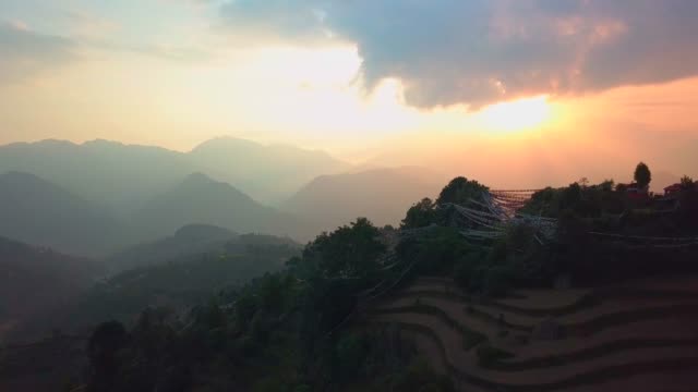 Puesta-de-sol-sobre-el-valle-en-las-montañas-del-Himalaya,-Nepal