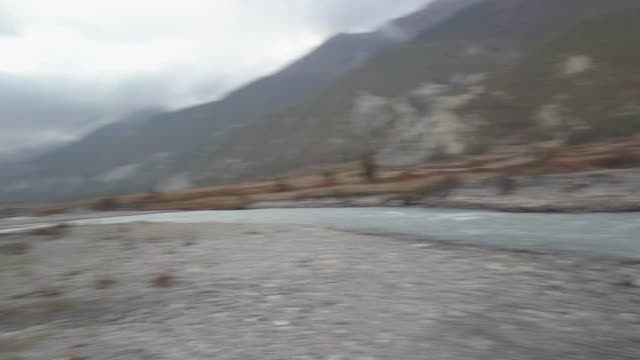 Fluss-im-Himalaya-Nepal-zwischen-Luftbild-Drohne-cinelike-Profil