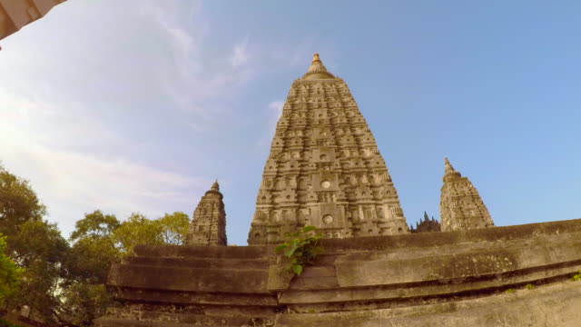 Mahabodhi-Tempel-auf-blauen-Himmelshintergrund