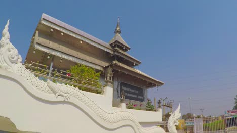 Eingang-am-Wat-Metta-Putharam-Thai-Tempel,-Bodh-Gaya,-Indien