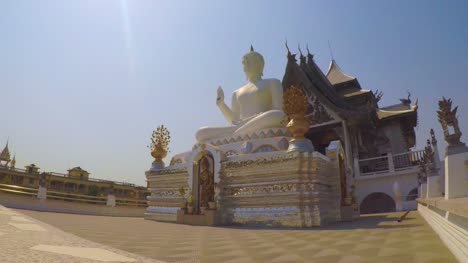 Weiße-Buddha-Statue-im-Wat-Metta-Putharam-Thai-Tempel,-Bodh-Gaya,-Indien
