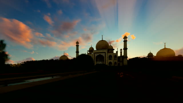 Taj-Mahal-against-timelapse-sunrise,-4K