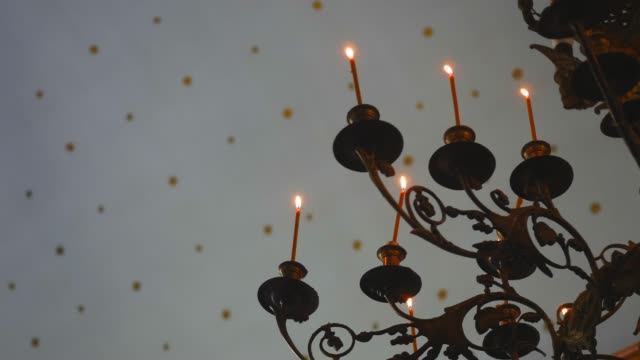 Kerze-Flamme-Nahaufnahme-im-indischen-Tempel-auf-einem-religiösen-fest-Diwali.-Öllampe-in-schöne-Kerze.-Spirituellen,-mystischen-und-religiösen-Traditionen-Indiens.-Schöne-festliche-Lichter