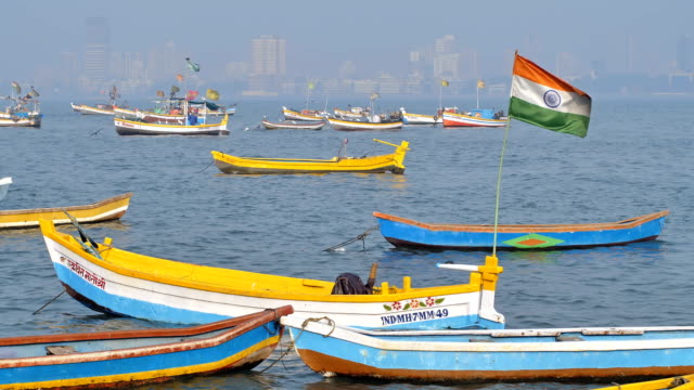 Indische-Flagge-winken-auf-geparkten-Fischerboot-in-Mumbai,-Indien