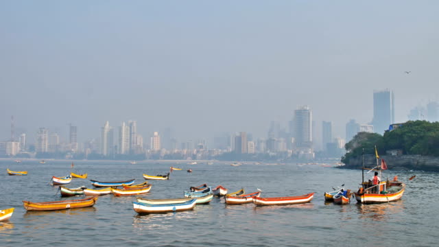 Pescador-navegando-el-barco-en-el-mar-de-Arabia-contra-el-horizonte-de-la-ciudad-de-Mumbai